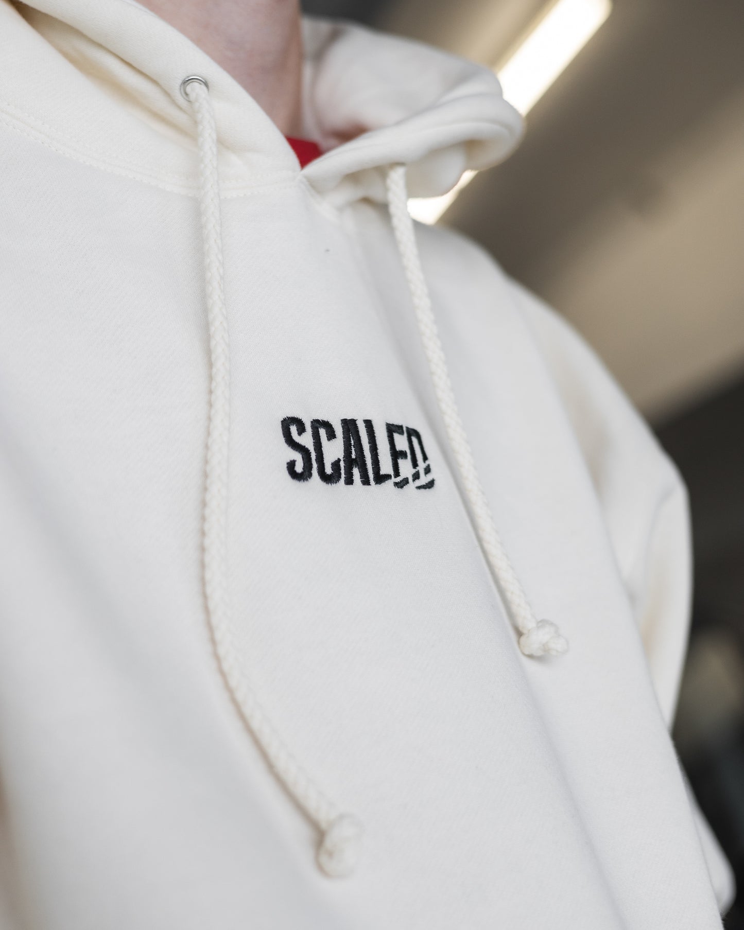 SCALED SIGNATURE HOODIE CREAM